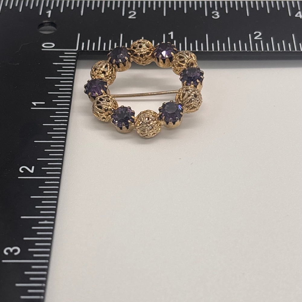 Vintage Gold Tone Brooch Purple Rhinestone Wreath Pin Vintage Ornate Festive - Picture 2 of 4